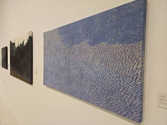 화성시문화관광재단과 서울옥션은 '제로베이스x화성' 프로젝트를 진행하며 오는 23일까지 서울옥션 홈페이지에서 지역 작가·청년 예술가 8인의 작품 40점을 온라인 경매로 판매한다. 사진은 지난 10~13일 동탄아트스페이스에서 열린 프리뷰전시 1차 전경. <정경아 기자>