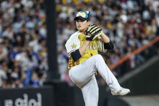 나눔 올스타 최지민(KIA 타이거즈)이 12일 대전 한화생명 볼파크에서 열린 2025 신한 SOL뱅크 KBO 올스타전에서 8회초 포켓몬스터 ‘잠만보’ 머리띠를 한 채 역투하고 있다. KIA 타이거즈 제공