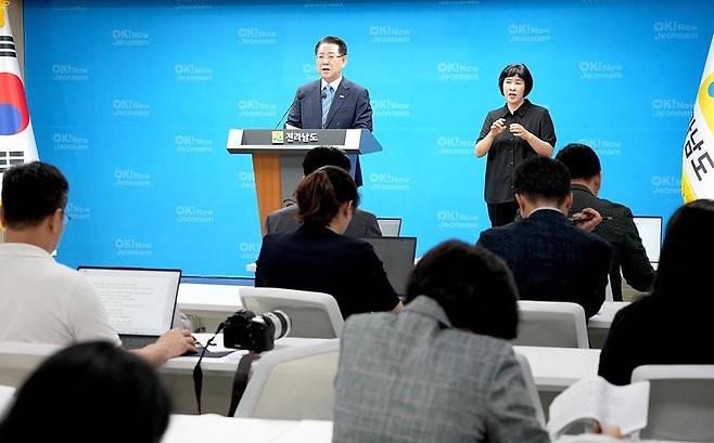 김영록 전남지사가 지난 11일 도청 브리핑룸에서 이재명 정부의 획기적 RE100 산업단지 정책에 대한 환영문을 발표하고 있다.<전남도 제공>