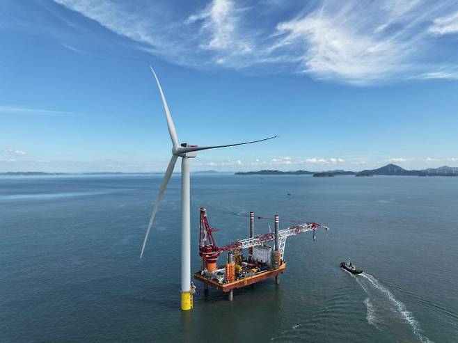 이재명 정부가 서남권·울산 RE100(재생에너지 100%) 산단 조성을 최우선 과제로 밝히면서 재생에너지 관련주가 급등한 것으로 나타났다. 사진은 전남 신안군 소재 해상풍력발전단지. /전남도 제공