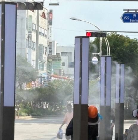 부안터미널 앞 도심광장에 설치된 미스트폴(Mist Pole)에서 미세한 물안개가 분사되고 있다. / 부안군 제공