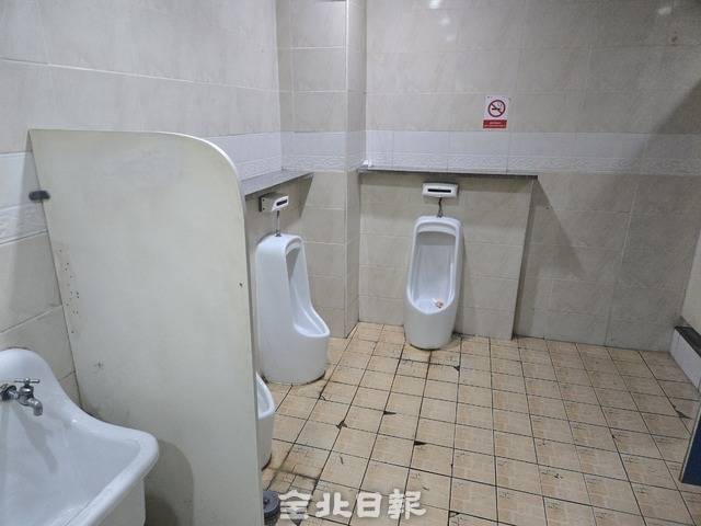 야시장 내부 화장실 모습. /김경수 기자