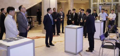 ◇국제 e-모빌리티 엑스포에서 설명을 듣고 있는 박상형 한전KDN 사장