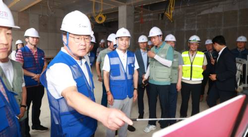 ◇최명서 영월군수와 김진태 지사 등이 강원도형 공공주택 1호 행복가 공사 현장을 방문해 현황 등을 살펴보고 있다.