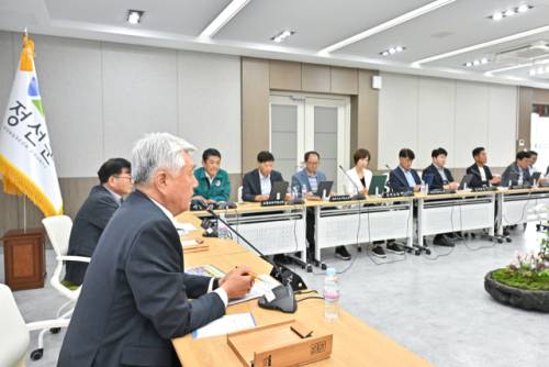 ◇정선군 민생회복지원금 성과분석 연구용역 보고회가 지난 10일 정선군청 소회의실에서 최승준 정선군수를 비롯한 국과장 등이 참석한 가운데 열렸다.
