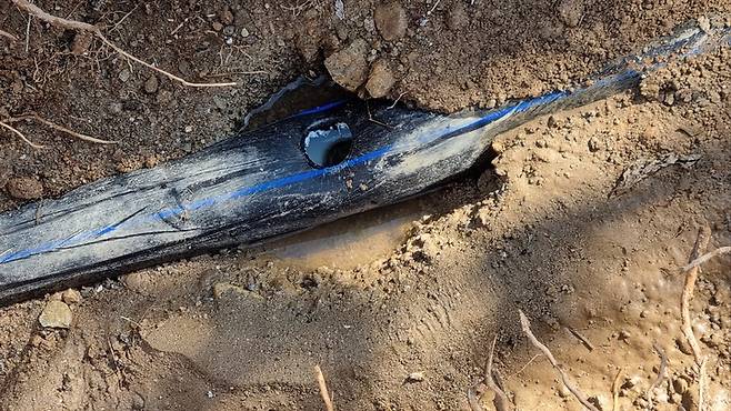 지난 3일 대형 물류센터 조성 공사를 위해 펜스를 설치하던 중 파손된 울주군 삼남읍 후평마을 상수도관.