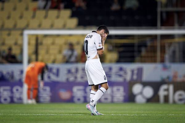 경남FC 브루노 코스타가 12일 전남전 패배후 아쉬워 하고 있다. /프로축구연맹