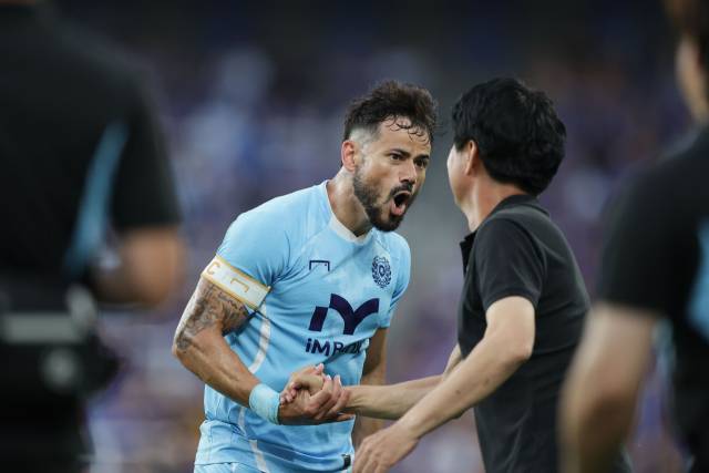 Sejingya (left), who scored in the away game against Ulsan HD on the 12th, shares joy with Kim Byung -soo. Korea Professional Football Federation provided