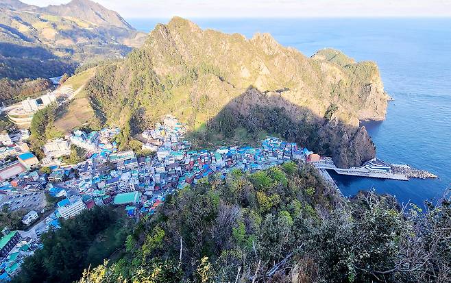 울릉도 관문 울릉읍 도동리. 국토외곽 먼섬 지원특별법에 의한 계획수립이 수립돼 주민들의 생활안전에 도움이 될 것으로보인다. /김두한 기자