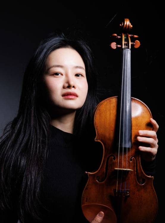 대구 출신의 세계적 바이올리니스트 김봄소리가 한국 솔리스트로서는 최초로 14일(현지시간) 프랑스 파리 에펠탑에서 열리는 세계적 클래식 이벤트인 ‘르 콩세르 드 파리(Le Concert de Paris)’ 메인무대에 선다. /바이올리니스트 김봄소리 홈페이지