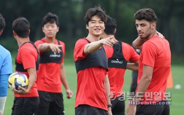 포항스틸러스 기성용이 선수들과 훈련중에 환한 미소를 지으며 손짓하고 있다. 사진=포항스틸러스 제공