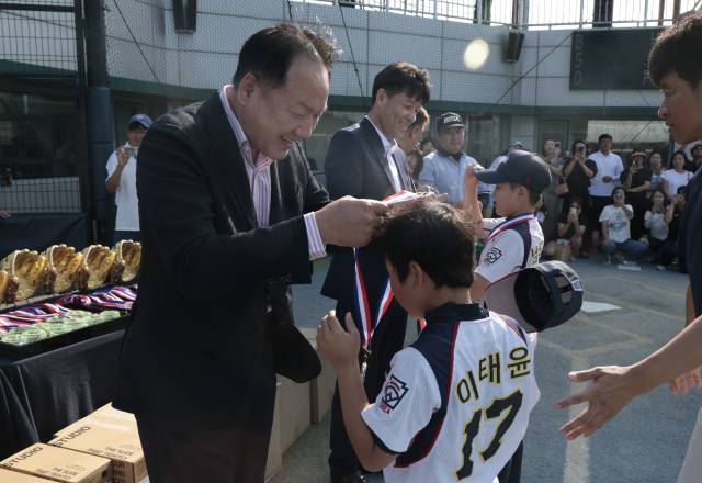 박병대 송월타올 회장이 지난 11일 제1회 송월타올배 최동원기념 부울경 리틀야구대회 시상식에서 선수들에게 메달을 걸어주고 있다. 정대현 기자