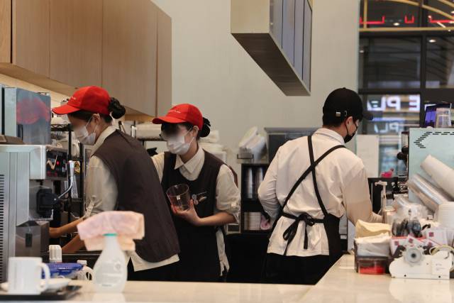 내년 최저임금이 올해보다 2.9% 오른 시간당 1만320원으로 결정됐다. 13일 서울 시내의 한 카페에서 일하는 종업원들. 연합뉴스