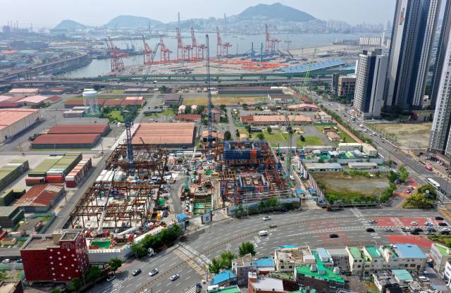 해수부 이전 등 북항 프리미엄을 업고 지난 8일 완판을 기록한 부산 동구 범일동 블랑 써밋 74의 공사 현장. 정종회 기자 jjh@