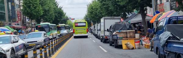 5일장이 열린 지난 12일 경주 중앙시장 일대 도로의 한 개 차선이 노점상들의 트럭이 점거하면서 일대를 지나는 차량들이 통행에 큰 불편을 겪었다. 황기환 기자