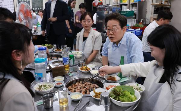 이재명 대통령이 11일 저녁 서울 광화문 인근 한식당에서 시민들과 대화하고 있다. 이 대통령은 식당을 찾기 전 SNS에 식사 계획을 알리며 "민생회복 소비쿠폰 정책이 내수 진작과 지역경제 활성화에 활력을 불어넣길 기대한다"고 밝혔다.연합