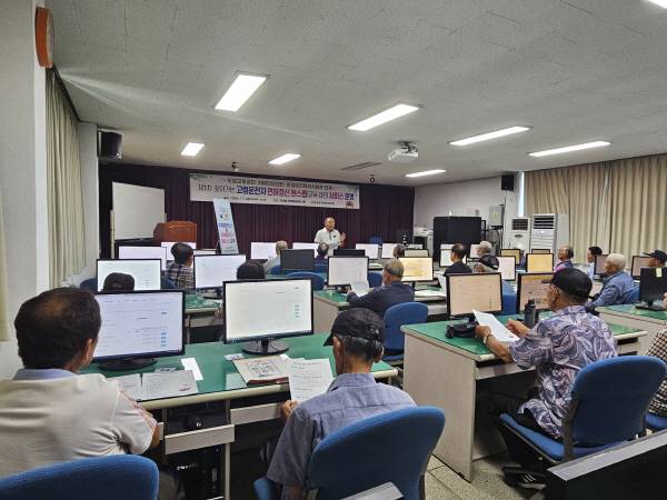 의성경찰서 심동섭 교통관리계장(경감)이 5대 반칙 운전 항목과 고령자 면허 반납 제도 안내를 하고 있다. 의성경찰서