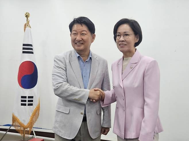 11일 오전 10시30분 권영진 의원(왼쪽)이 대구시당위원장 후보 사퇴 기자회견을 가진 뒤 이인선 의원(오른쪽)과 함께 손을 잡고 기념사진을 찍고 있다. 권혁준기자 hyeokjun@yeongnam.com