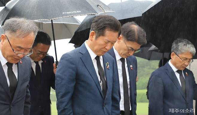 정청래 더불어민주당 당대표 후보(서울 마포구을)가&nbsp;13일 제주4·3평화공원을 찾아 참배하고 있다. ⓒ제주의소리