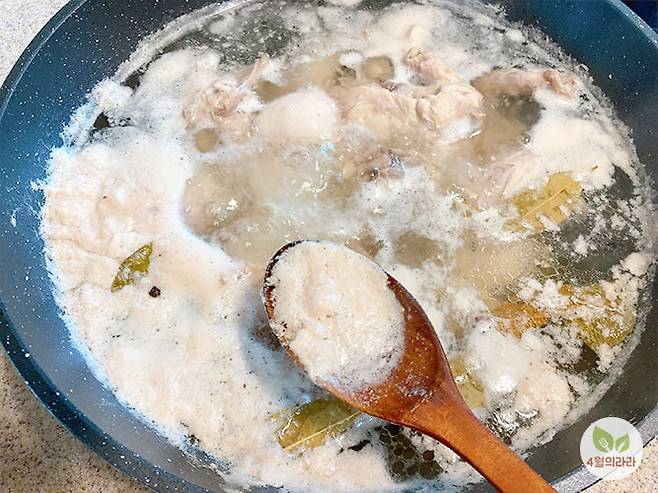 거품을 걷어내는 모습