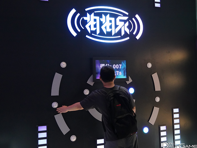 선물을 노리는 방문객들로부터 인기를 얻은 두더지 잡기.