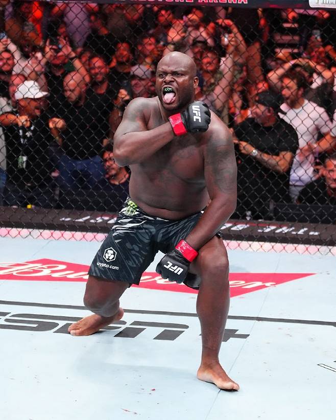 데릭 루이스가 탈리송 테세이라를 상대로 승리한 뒤 손으로 목을 긋는 세리머니를 펼치고 있다. 사진=UFC