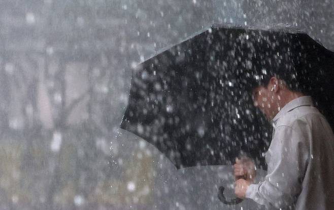 폭우가 쏟아진 16일 오후 서울 중구 퇴계로에서 시민들이 퇴근길 발걸음을 재촉하고 있다. (사진=뉴시스)