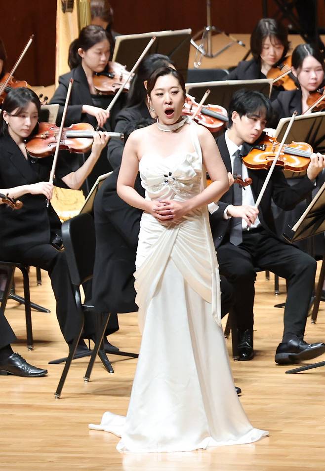 KG필하모닉오케스트라 두 번째 정기연주회 ‘월드클래스 성악가 시리즈 2025 K-오페라 갈라’가 12일 서울 서초구 예술의전당 콘서트홀에서 열렸다. 소프라노 박소영이 ‘울게 하소서’를 열창하고 있다. (사진=노진환 기자)