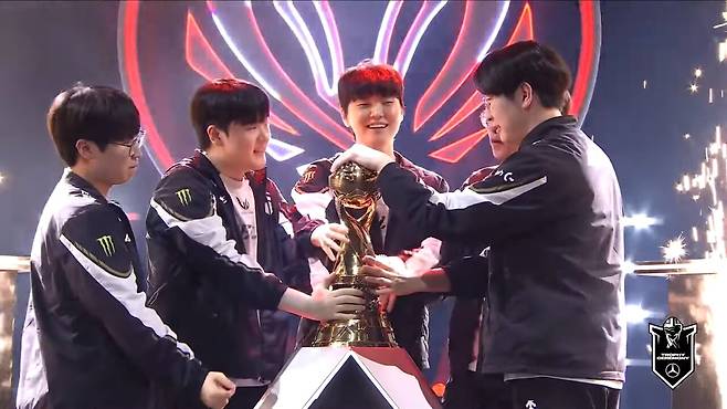 - MSI 2연패를 달성하며 승리의 기쁨을 누리는 젠지e스포츠&nbsp;