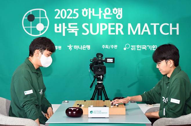 신진서 9단(오른쪽)과 박정환 9단이 일전을 벌이고 있다.(사진 한국기원 제공)