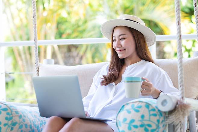 요즘처럼 무더운 시기에는 식사는 가볍게 하고, 햇볕이 뜨거운 오후 시간대에는 실내에서 머무는 게 심장 건강을 지키는 데 도움이 된다.  [사진=게티이미지뱅크]