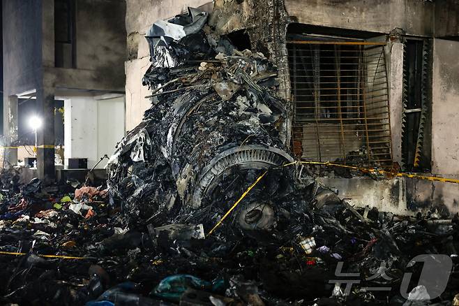 인도 에어인디아 소속 보잉 787드림라이너 여객기가 12일(현지시간) 인도 서부 아메다바드 공항 인근에서 추락했다. 사진은 추락 현장에 있는 쌓여 있는 기체 잔해 모습. 2025.06.12 ⓒ 로이터=뉴스1 ⓒ News1 최종일 선임기자