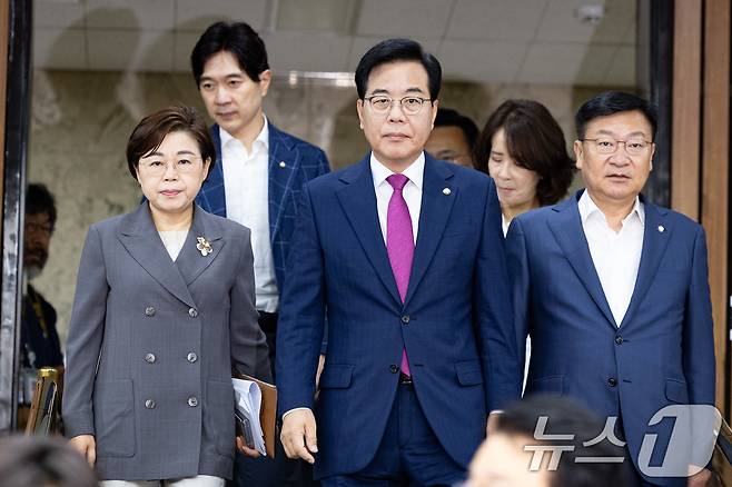 송언석 국민의힘 비상대책위원장 겸 원내대표를 비롯한 원내지도부가 11일 서울 여의도 국회에서 열린 원내대책회의에 참석하고 있다. 2025.7.11/뉴스1 ⓒ News1 유승관 기자