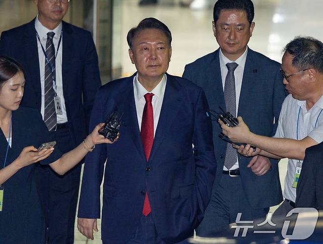 12·3 비상계엄과 관련해 특검 수사를 받는 윤석열 전 대통령이 지난 9일 밤 서울중앙지법에서 두 번째 구속 전 피의자심문(영장실질심사)을 마친 뒤 대기장소인 서울구치소로 이동하고 있다. 2025.7.9/뉴스1 ⓒ News1 사진공동취재단