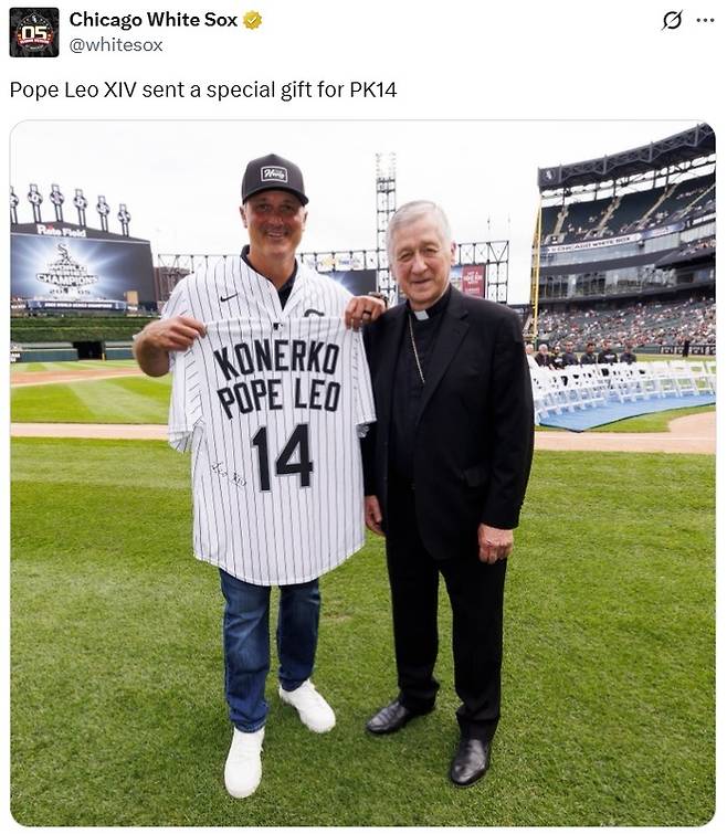 폴 코너코(왼쪽)가 13일(한국시간) 열린 시카고 화이트삭스의 월드시리즈 우승 20주년 기념행사에서 교황 레오 14세의 친필 사인 유니폼을 받았다. (시카고 화이트삭스 SNS 캡처)