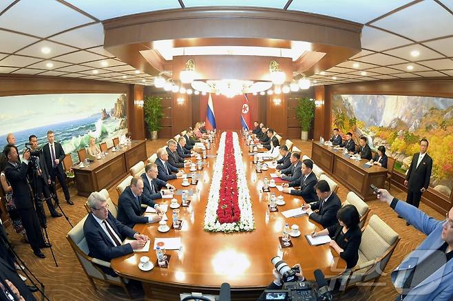 (평양 노동신문=뉴스1) = 북한 노동당 기관지 노동신문은 13일 세르게이 라브로프 러시아 외무상과 김정은 북한 노동당 총비서, 최선희 외무상이 북한 원산에서 만났다고 보도했다. 사진은 북한 원산에서 제2차 전략대화에 나선 북한과 러시아 측 대표단. [국내에서만 사용가능. 재배포 금지. DB 금지. For Use Only in the Republic of Korea. Redistribution Prohibited] rodongphoto@news1.kr