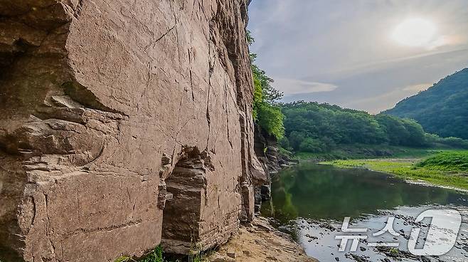 12일(한국시간) 제47차 유네스코 세계유산위원회에서 선사시대 생활문화를 엿볼 수 있는 바위그림인 '반구천의 암각화'를 세계유산 목록에 등재하기로 결정했다.  사진은 울주 대곡리 반구대 암각화의 모습. (국가유산청 제공. 재판매 및 DB금지) 2025.7.12/뉴스1