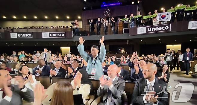 12일 오전(현지시간) 프랑스 파리에서 열린 제47차 유네스코 세계유산위원회에서 ‘반구천의 암각화’가 유네스코 세계유산으로 등재되자 최응천 국가유산청장(가운데)과 박상미 주 유네스코 대표부 대사 등 정부 대표단이 기뻐하고 있다.  (국가유산청 제공. 재판매 및 DB금지) 2025.7.12/뉴스1
