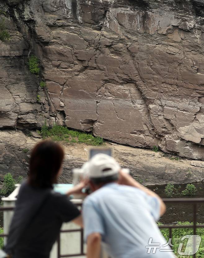 유네스코 세계문화 유산 등재가 확정된 울산 울주군 대곡리 반구대 암각화에서 13일 시민들이 망원경으로 암각화를 보고 있다. 2025.7.13/뉴스1 ⓒ News1 조민주 기자