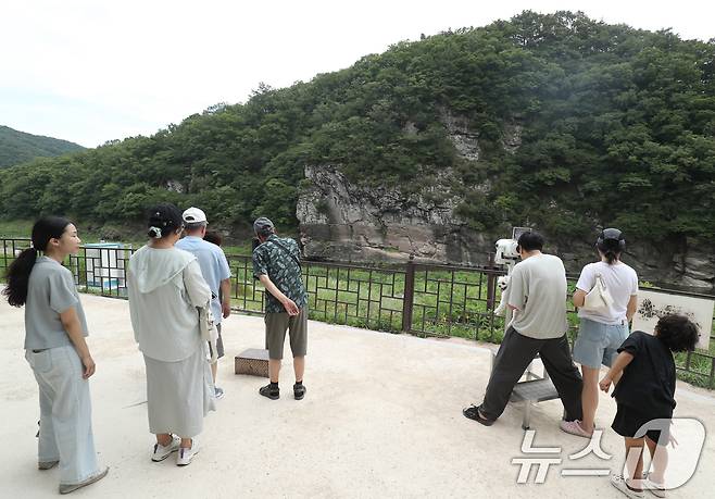 유네스코 세계문화 유산 등재가 확정된 울산 울주군 대곡리 반구대 암각화에서 13일 시민들이 망원경으로 암각화를 보고 있다. 2025.7.13/뉴스1 ⓒ News1 조민주 기자