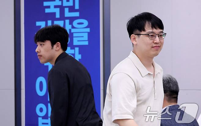 한성존 대한전공의협의회 비상대책위원장(오른쪽)과 이선우 대한의과대학·의학전문대학원학생협회 비대위원장이 13일 서울 용산구 대한의사협회 대강당에서 열린 제1회 전국의사 의료정책 심포지엄에서 인사를 나눈 뒤 자리를 이동하고 있다. 2025.7.13/뉴스1 ⓒ News1 박지혜 기자