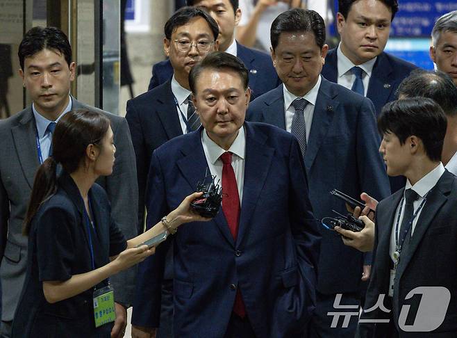 12·3 비상계엄과 관련해 특검 수사를 받는 윤석열 전 대통령이 9일 밤 서울중앙지법에서 두 번째 구속 전 피의자심문(영장실질심사)을 마친 뒤 대기장소인 서울구치소로 이동하고 있다. 2025.7.9/뉴스1 ⓒ News1 사진공동취재단