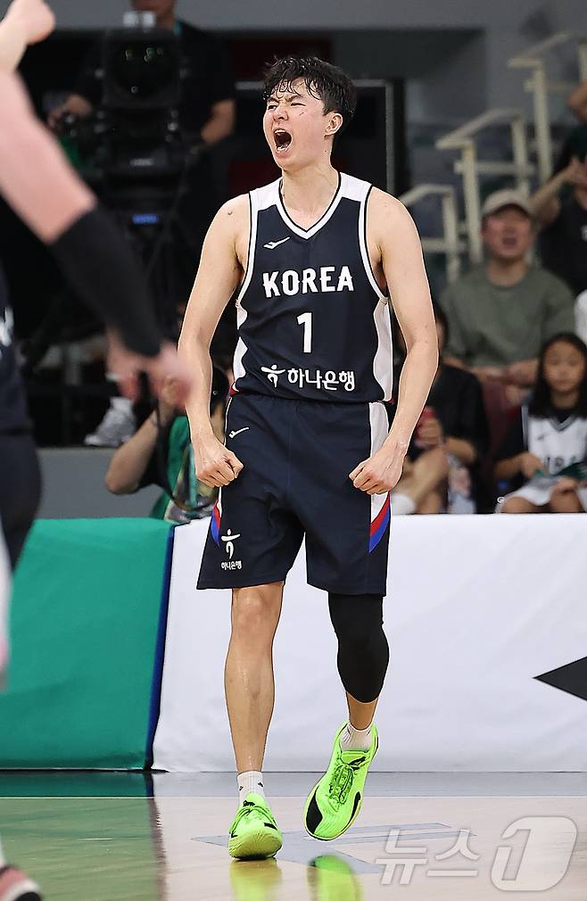 13일 오후 경기도 안양 정관장 체육관에서 열린 하나은행 초청 2025 남자농구 국가대표 평가전 대한민국과 일본의 경기, 대한민국 이현중이 2쿼터 3점슛을 성공시킨 후 포효하고 있다. 2025.7.13/뉴스1 ⓒ News1 김진환 기자