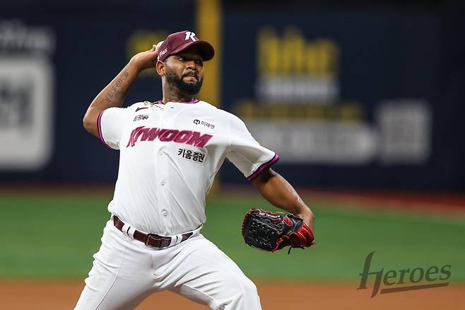 키움 알칸타라가 서울 고척스카이돔에서 열린 2025 KBO리그 두산전에 선발 등판해 역투하고 있다. 사진 | 키움 히어로즈