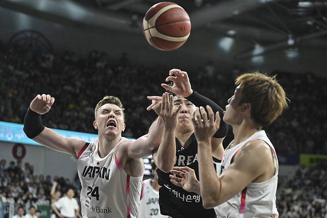 남자농구 대표팀 문정현(가운데)이 13일 안양 정관장 아레나에서 열린 2025 남자농구 국가대표 평가전 일본과 2차전에서 조시 호킨슨(왼쪽) 등과 리바운드를 다투고 있다. 사진 | 대한민국농구협회