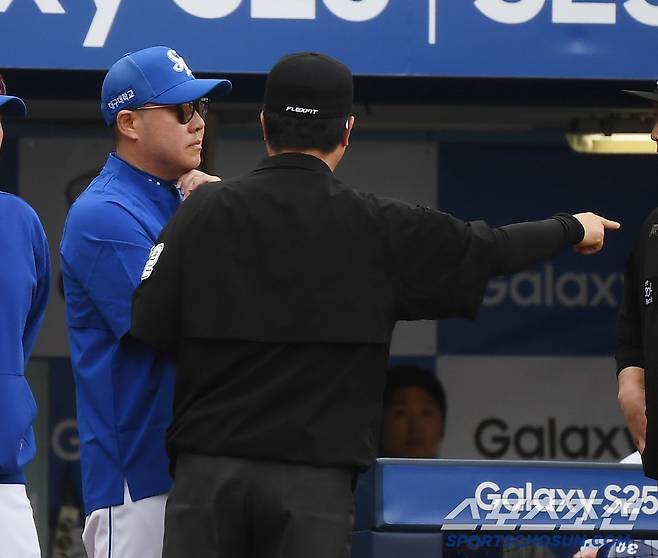 19일 대구 라이온즈파크에서 열린 롯데-삼성전.  1회말 무사 만루 박병호의 좌익수 플라이 때 1루주자 구자욱이 정상적인 태그업 없이 2루에 진루해 아웃됐다. 주심이 박진만 감독에게 상황을 설명하고 있다. 대구=정재근 기자 cjg@sportschosun.com/2025.4.19/