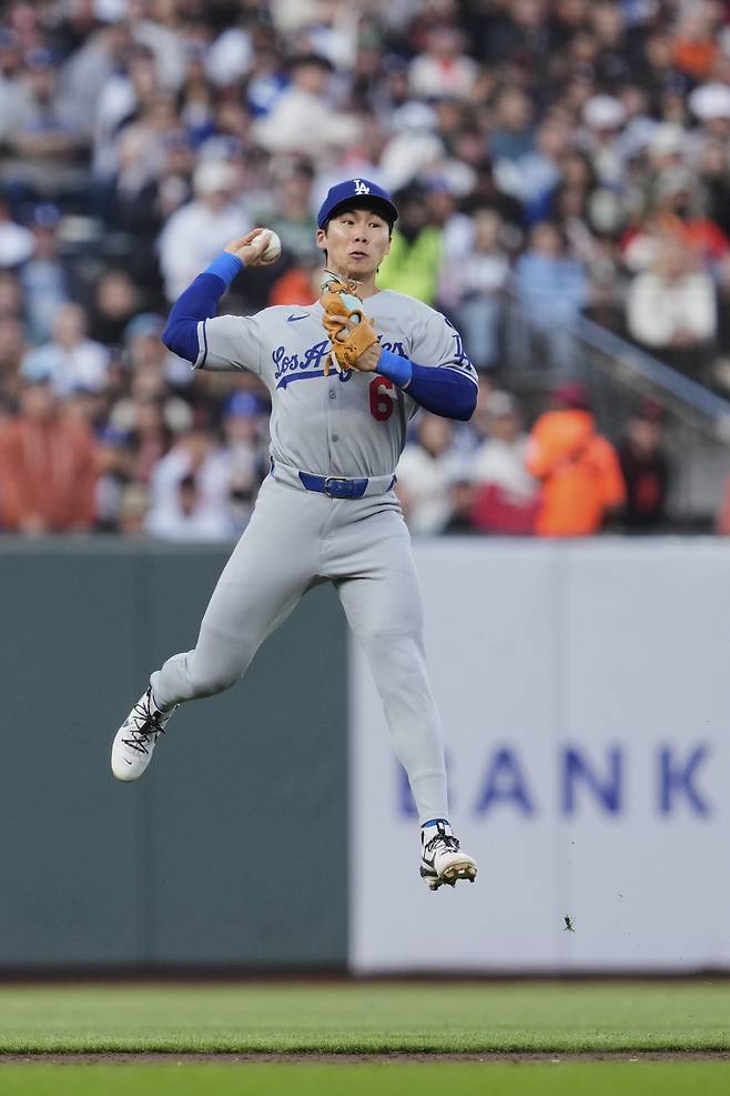LA 다저스 김혜성이 12일(한국시각) 오라클파크에서 열린 샌프란시스코 자이언츠와의 원정경기에서 2회말 케이시 슈미트의 중전안타성 타구를 역모션으로 잡아 터닝 스로잉으로 1루로 던지고 있다. AP연합뉴스