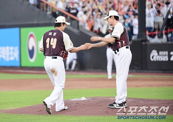 12일 대전 한화생명볼파크에서 열린 2025 KBO 올스타전, 2회 SSG 최정에게 마운드를 맡기는 이강철 감독. 대전=송정헌 기자songs@sportschosun.com/2025.07.12/