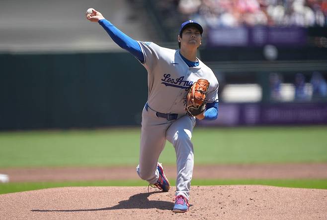 SAN FRANCISCO, CALIFORNIA - JULY 12: Shohei Ohtani #17 of the Los Angeles Dodgers pitches against the San Francisco Giants in the bottom of the first inning at Oracle Park on July 12, 2025 in San Francisco, California.   Thearon W. Henderson/Getty Images/AFP (Photo by Thearon W. Henderson / GETTY IMAGES NORTH AMERICA / Getty Images via AFP)

<저작권자(c) 연합뉴스, 무단 전재-재배포, AI 학습 및 활용 금지>