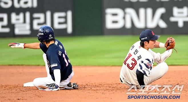 9일 부산 사직야구장에서 열린 두산과 롯데의 경기,2회초 1사 만루 두산 정수빈의 내야땅볼때 1루주자 이유찬이 2루 포스아웃되고 있다. 롯데 유격수는 전민재. 부산=허상욱 기자wook@sportschosun.com/2025.07.09/